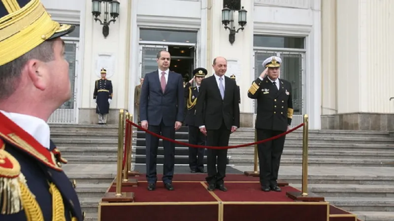Generali conduși de Mihai Stănișoară sunt acuzați că l-au ajutat pe Traian Băsescu să fie reales președinte - Foto: MApN