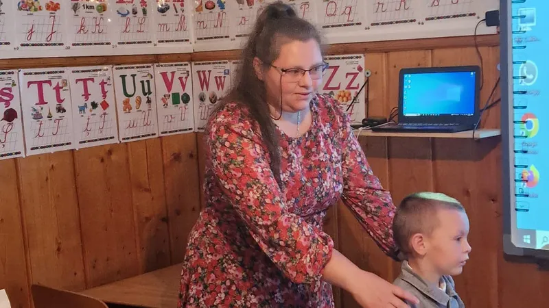 Povestea învățătoarei care predă la o școală din vârf de munte. Cât contează educația elevilor? Foto: facebook/ Ligia Deca