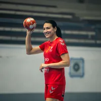 Cristina Neagu a jucat ultimul meci oficial din cariera de 25 ani. A fost ovaționată minute în șir - Foto: Facebook / Cristina Neagu