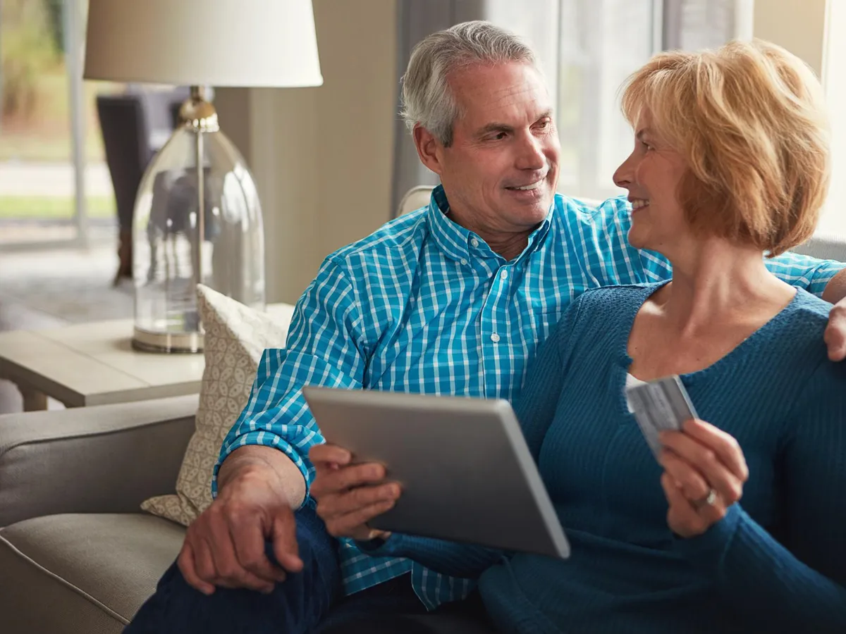 Pensioanri cu cardul - Foto: Freepik