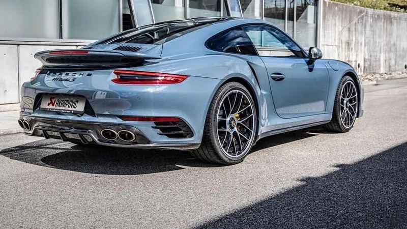 Eșapament fictiv, cu boxe și cutie de rezonanță din titan, pentru modelele Porsche electrice. / Foto: Pinterest