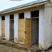 România luptă de 12 ani cu toaletele din curtea școlii. În 3 ani au renovat 5. Mai sunt 200 - Foto: Captură video