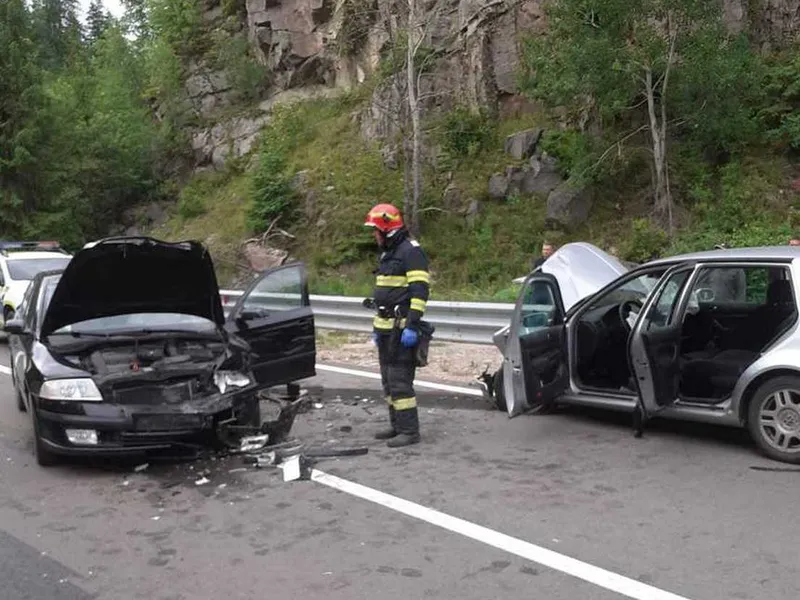 O șoferiță beată criță a intrat violent într-o mașină de pe contrasens. Trei răniți grav - Foto: ISU Cluj