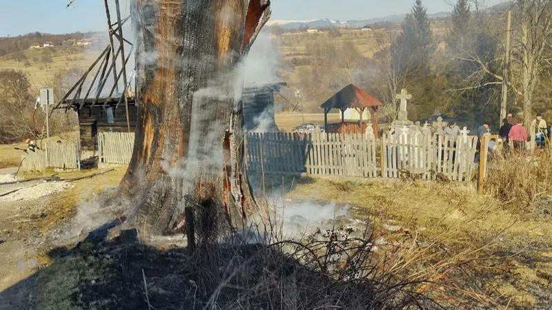 În incendiu a ars o biserică din lemn din localitatea Vidra, construită în anul 1724. / Foto: agerpres.ro