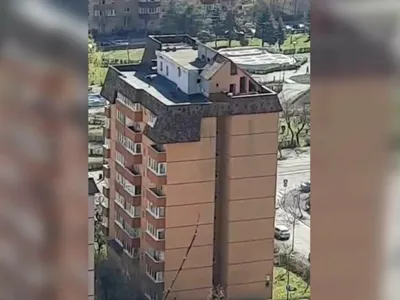 Un bărbat a reușit să-și construiască o vilă chiar pe un bloc de 8 etaje. E complet legal  - Foto: Captură Video / Facebook / Brașov - fapte sau vorbe? /