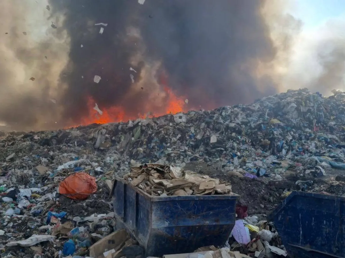 Incendiul de la groapa de gunoi Aninoasa s-a extins până la Târgovişte - Foto: Gazeta Dâmboviţei