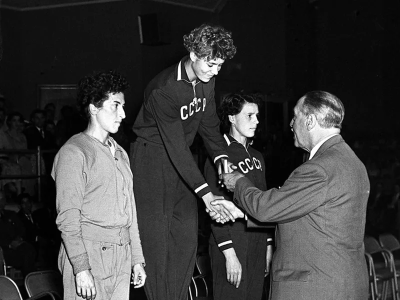 Gimnasta sovietică Larisa Latynina este premiată cu medalia de aur, Agnes Keleti (Ungaria, locul al doilea) și Sofia Muratova (URSS, locul al treilea), la Jocurile Olimpice de la Melbourne, în 1956 Foto: Profimediaimages.ro