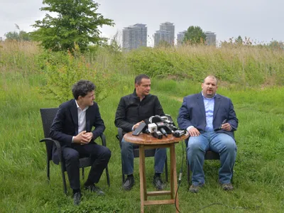 Nicușor Dan, Daniel Băluță și David Muniz, în Parcul Văcărești/ FOTO: Facebook/US Embassy