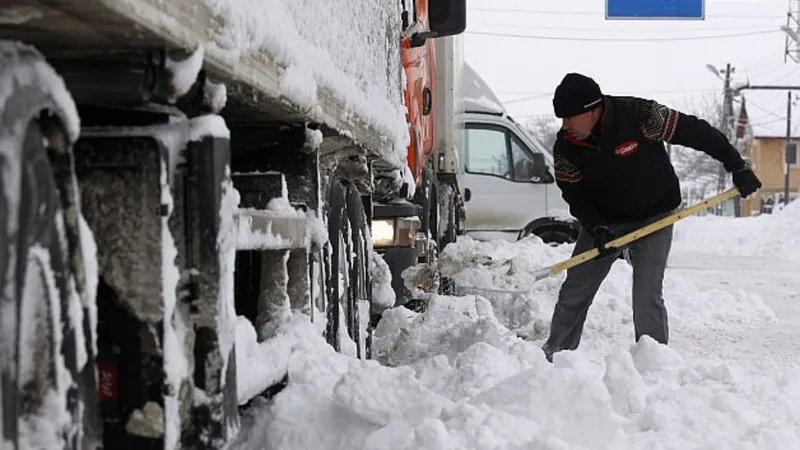 TIR blocat în zăpadă - Foto: Evenimetul Zilei