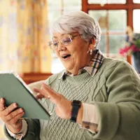 Pensionară primind vestea mult așteptată despre pensie - Foto: Freepik