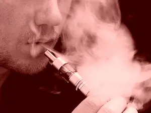 Vapingul țigărilor electronice va fi asimilat fumatului - Foto: Wikimedia/Ecig Click/CC BY-SA 2.0