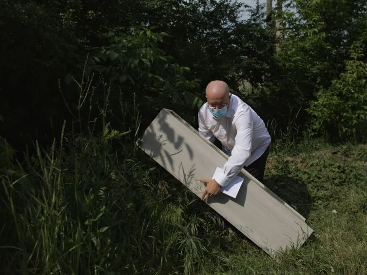 Aurelian Bădulescu scoate un dulap din tufișuri. Foto Inquam Photos/Octav Ganea