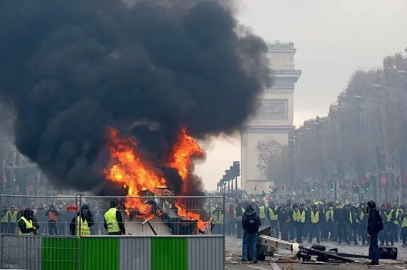 Proteste violente la Paris. Foto Getty Images