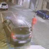 Un român și-a ars blugii când a dat foc la 7 mașini în Italia, apoi s-a dus la spital pentru că era ars Foto: carabinieri Catania