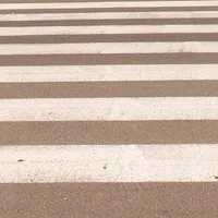 Mamă și fiică, la un pas de tragedie. Au traversat pe zebră și au fost spulberate de un șofer. / Foto: pexels.com