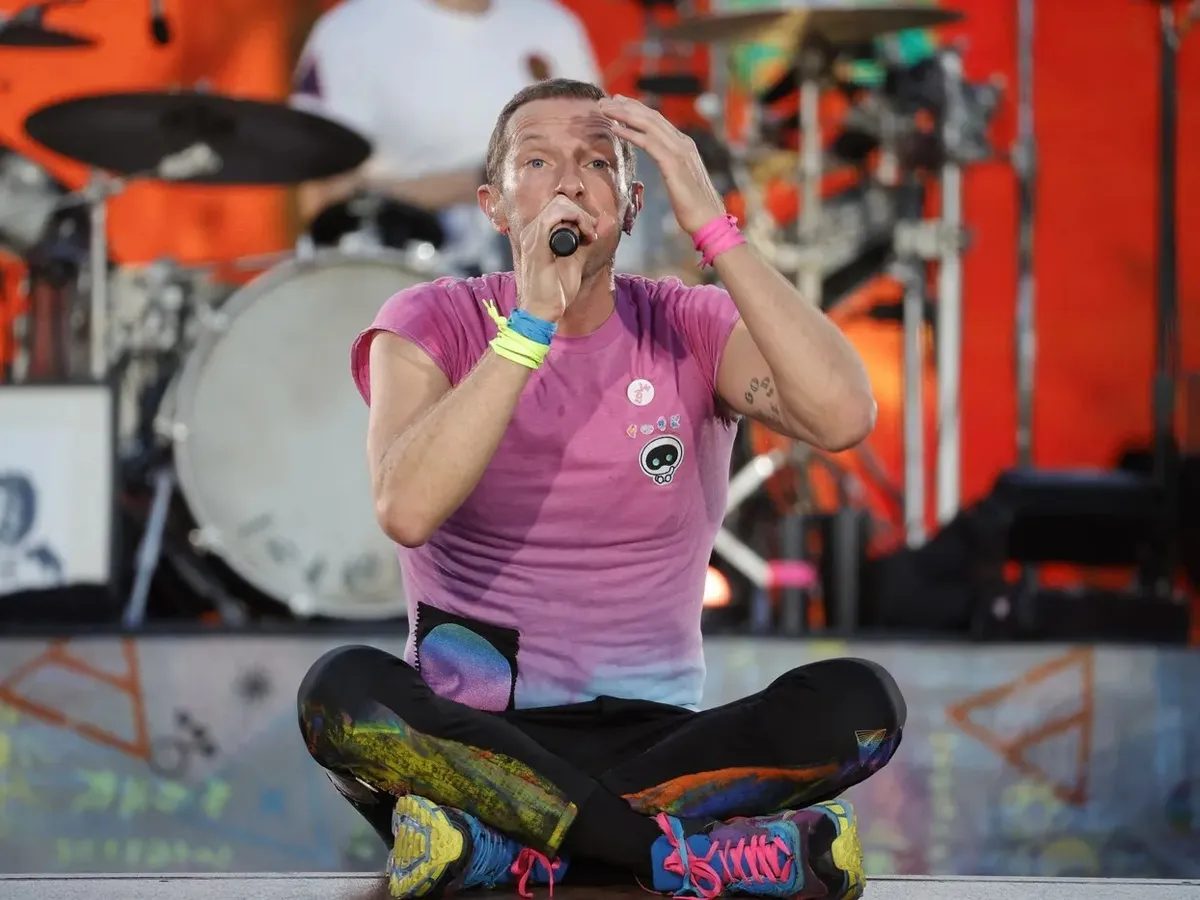 Probleme pentru solistul trupei Coldplay, Chris Martin, după ce a căzut pe scenă. Ce a pățit? - Foto: Istock / imagine cu rol ilustrativ