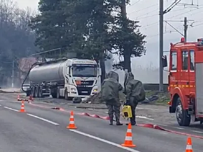Scurgeri de acid sulfuric dintr-o cisternă pe un drum național. Întreaga zonă a fost evacuată - Foto: ISU Prahova
