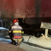 Pompierii au fost chmeați de urgență să stingă incendiul la locomotivă Foto: ISU Bihor