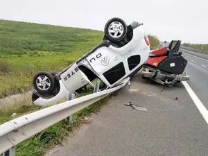 O Dacia Duster cu remorcă s-a răsturnat „singură” pe autostradă. / Foto: DRDP Timișoara