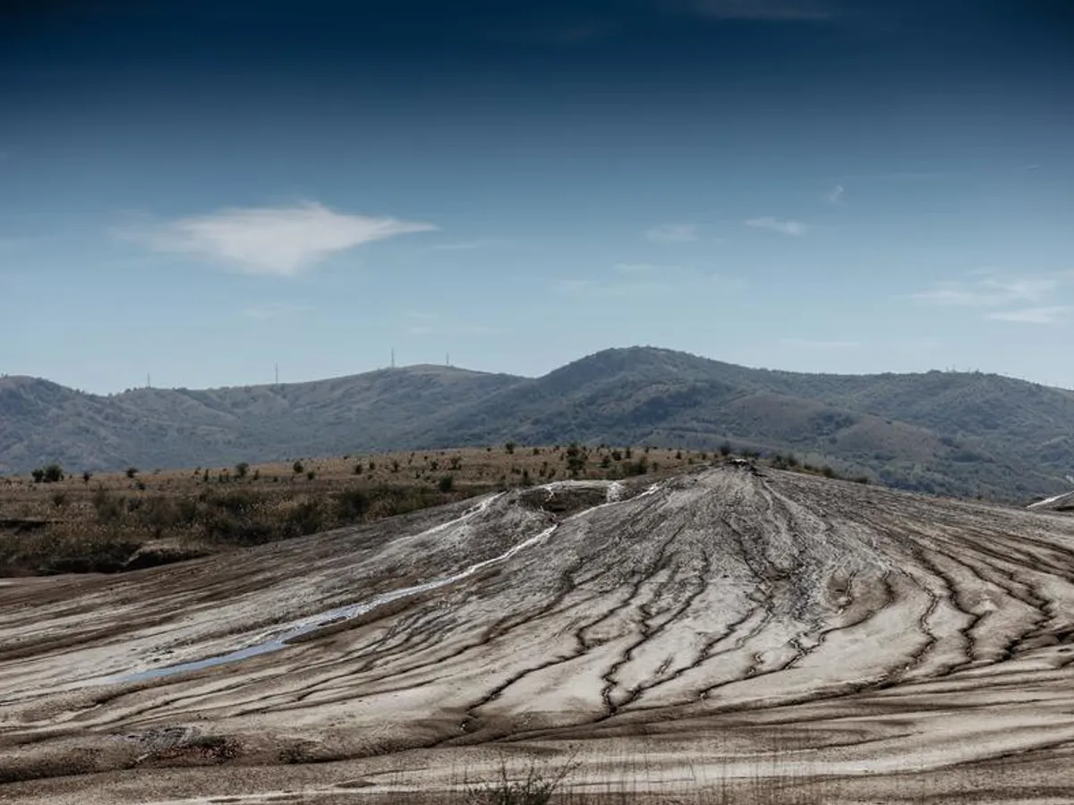 Ciolacu anunță bani pentru turismul din Buzău: investiții majore în Pietroasele, Monteoru și Vulcanii Noroioși