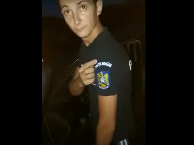 Un tânăr care se dădea polițist spune că și-a luat tricoul de pe net de frică și de spaimă Foto: captură youtube