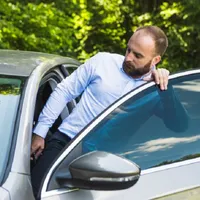 „Manevra olandeză”: Nu mulți șoferi și pasageri știu să deschidă portiera mașinii în siguranță  - Foto: Freepik.com