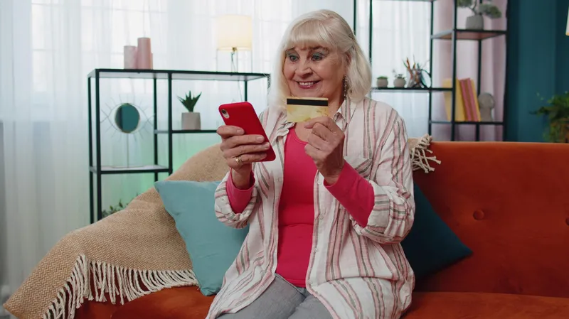 Pensionarul verifică dacă pensia e pe card - Foto: Freepik