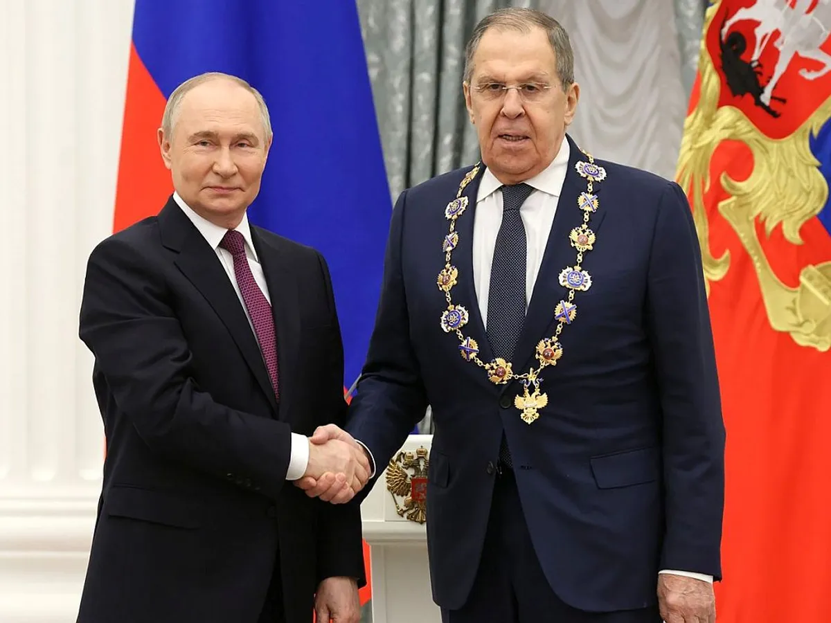 Dictatorul rus Vladimir Putin şi ministrul său de Externe, Serghei Lavrov - Foto: Profimedia Images