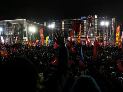 Mii de oameni protestează în stradă, în fața Primăriei Istanbulului, la un an de la arestarea primarului Ekrem Imamoglu - Foto: Profimedia Images