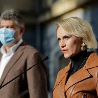 Marcel Ciolacu (fundal) și Gabriela Firea/FOTO: Inquam Photos/George Călin