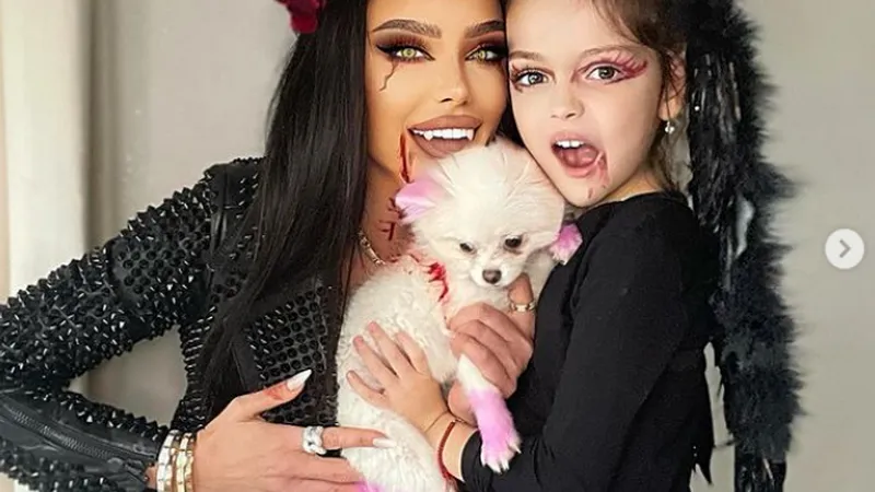 Bianca Drăgușanu, în costum de Maleficent, alături de fetița sa, de Halloween. / Foto: Bianca Drăgușanu, Instagram