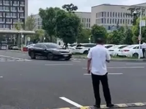 Panică în parcare! O mașină electrică BYD în modul autonom se învârte de zeci de ori în viteză - Foto: captură ecran