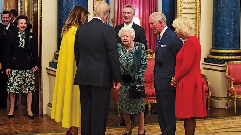 PROTOCOL Prințesa Anne privește în timp ce regina Elizabeth, prințul Charles și soția sa, Camilla, îi salută pe președintele Donald Trump și pe prima doamnă Melania la recepția de la Palatul Buckingham pentru liderii NATO