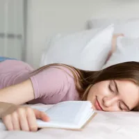 De ce afectează dormitul pe burtă coloana vertebrală? Cele două poziții ideale în timpul somnului - Foto: Freepik.com (rol ilustrativ)