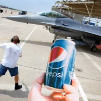 Cum a câștigat un băiat un avion de vânătoare de la Pepsi ? Greșeala de 70.000.000 $ a companiei Foto: captură video