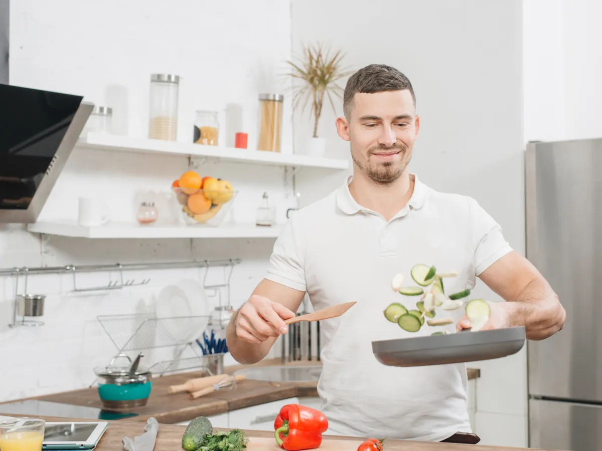 Cum să folosești corect vodca în gătit. Te poate scăpa de mirosul puternic de pește. La ce o mai pui? - Foto: Freepik