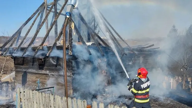 În incendiu a ars o biserică din lemn din localitatea Vidra, construită în anul 1724. / Foto: agerpres.ro
