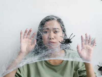 Femeie prinsă în capcana pânzei de păianjen a unor tarantule - Foto: Pexels/MART PRODUCTION