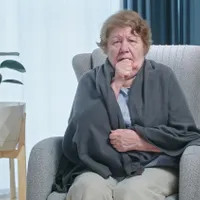 Pensionară bolnavă în fotoliu - Foto: Freepik