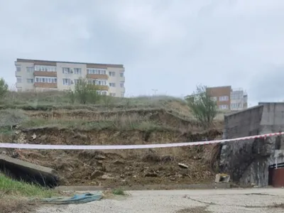 Alunecare periculoasă de teren, lângă un bloc. Incredibil, dezvoltatorul dă vina pe locatari - Foto: News.ro