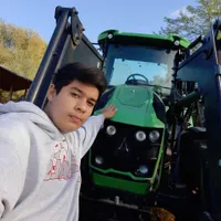 Un elev de 16 ani de la Teologie dă lecții de agricultură pe internet. Teofan este și dascăl Foto: Botosani News