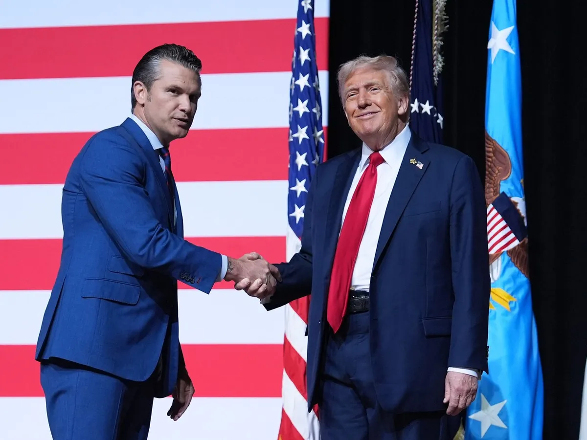 Secretarul Apărării, Pete Hegseth, îl întâmpină pe Trump la baza Quantico - Foto: Profimedia Images