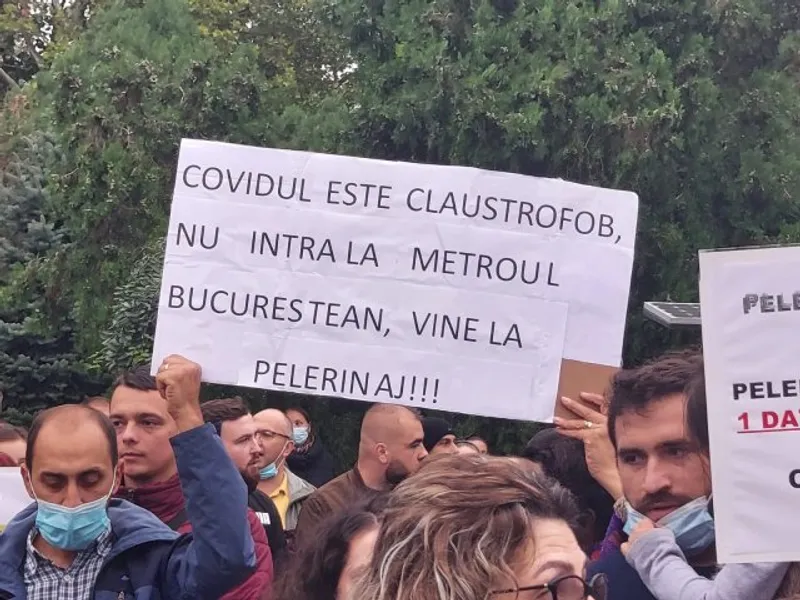 Protest în fața Mitropoliei Iași/FOTO: ziaruldeiasi.ro