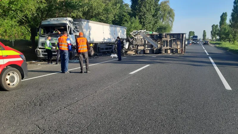 Un autotren și o autoutilitară s-au lovit frontal pe E 85, la Răcăciuni. / Foto: infotraficromania.ro