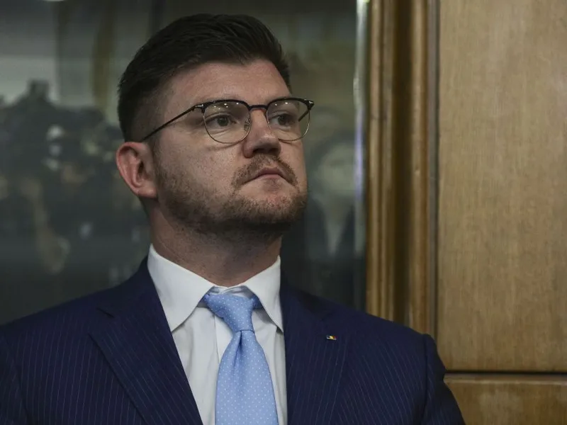 Anton Pisaroglu, consilierul onorific al Vioricăi Dăncilă, asistă la declaraţiile acesteia, pe 31 iulie 2019 - Foto: INQUAM PHOTOS/Octav Ganea