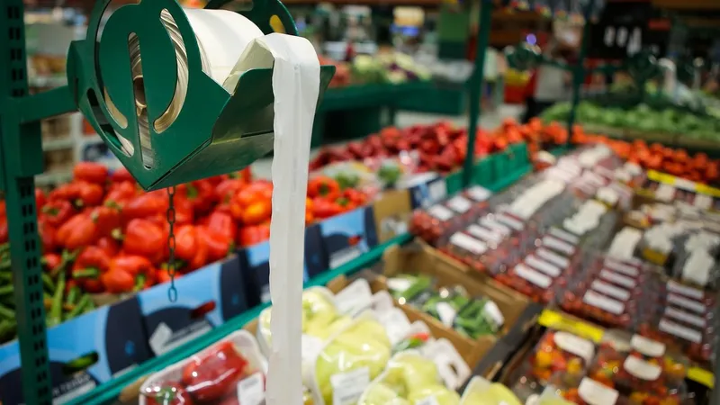 Un mare supermarket limitează cumpărăturile la roșii, castraveți și ardei. Câte 3 bucăți de client - FOTO: Profimedia Images
