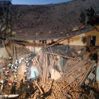 Patru tineri au fost prinși sub dărâmături după ce peretele unui internat s-a prăbușit din senin Foto: ISU Harghita