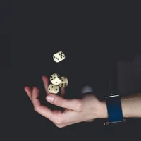 E aruncarea zarurilor doar un joc de noroc, ce ține de hazard - Foto: Pexels/lil artsy (cu rol ilustrativ)