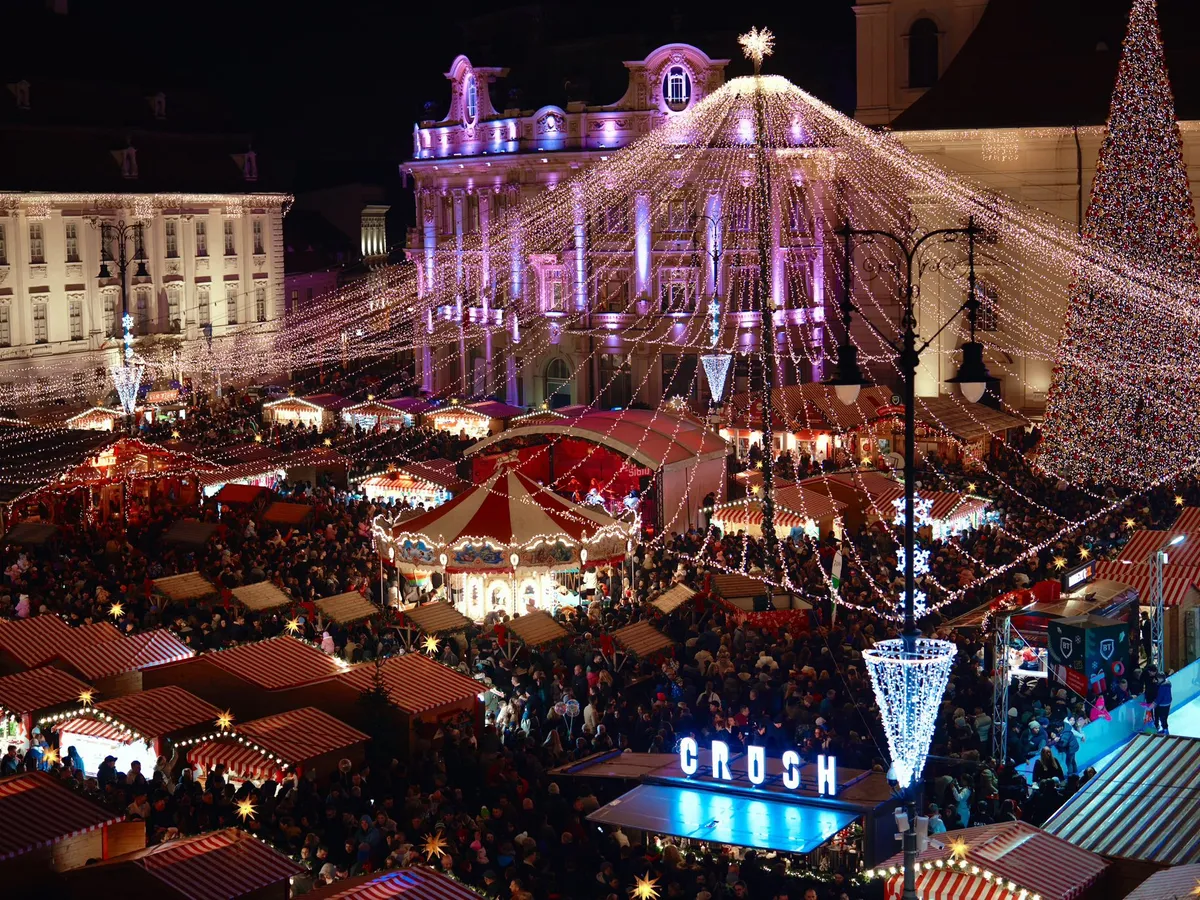 FOTO & VIDEO S-a deschis târgul de Crăciun din Sibiu, unul dintre cele mai frumoase din România