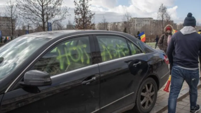 Mașinile ambasadorilor SUA și Japoniei au fost vandalizate de protestatari violenți aduși de AUR. Captură video